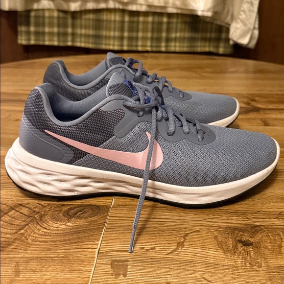Nike Women’s sz 11 gray athletic shoes - Picture 2 of 8